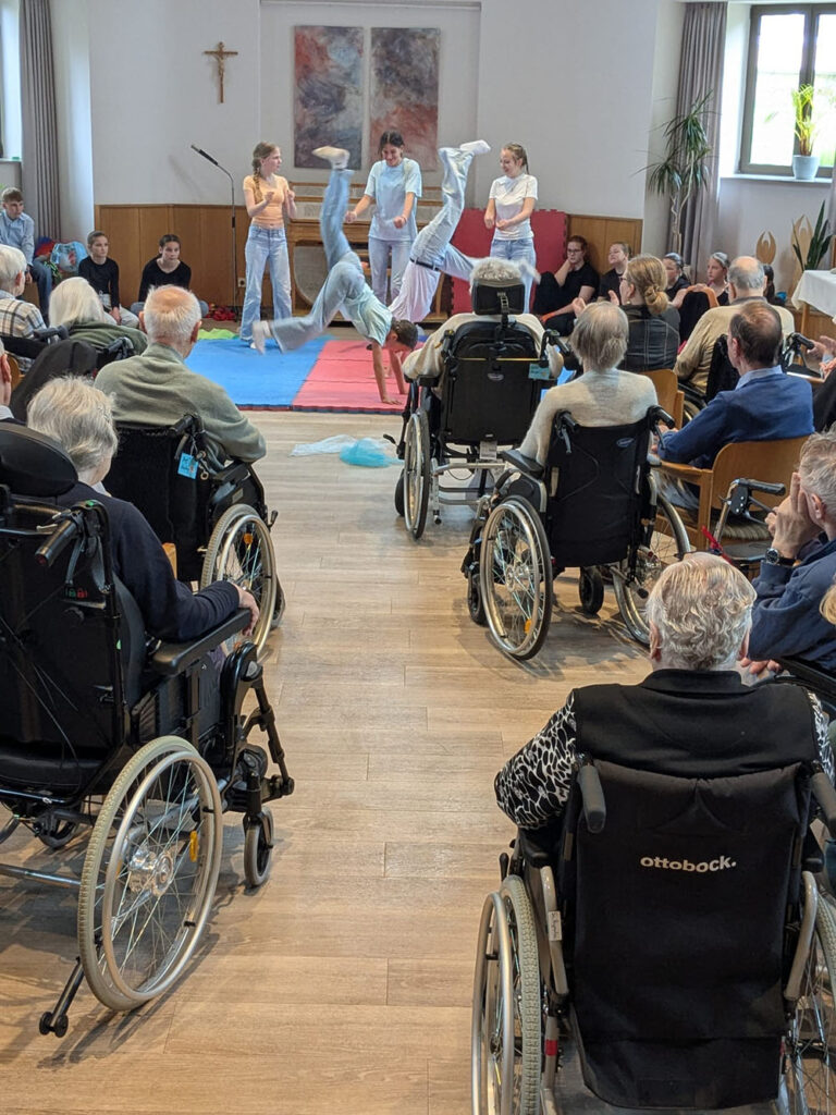 Zirkusprojekt der Albertus-Magnus-Schule sorgt für Begeisterung im Altenpflegeheim St. Paulus 4 2026 06 14 ALMA Zirkus 04