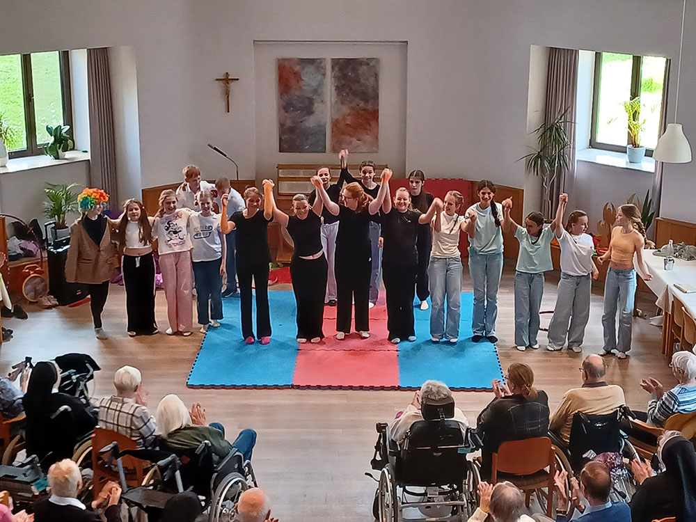 Zirkusprojekt der Albertus-Magnus-Schule sorgt für Begeisterung im Altenpflegeheim St. Paulus 3 2026 06 14 ALMA Zirkus 05